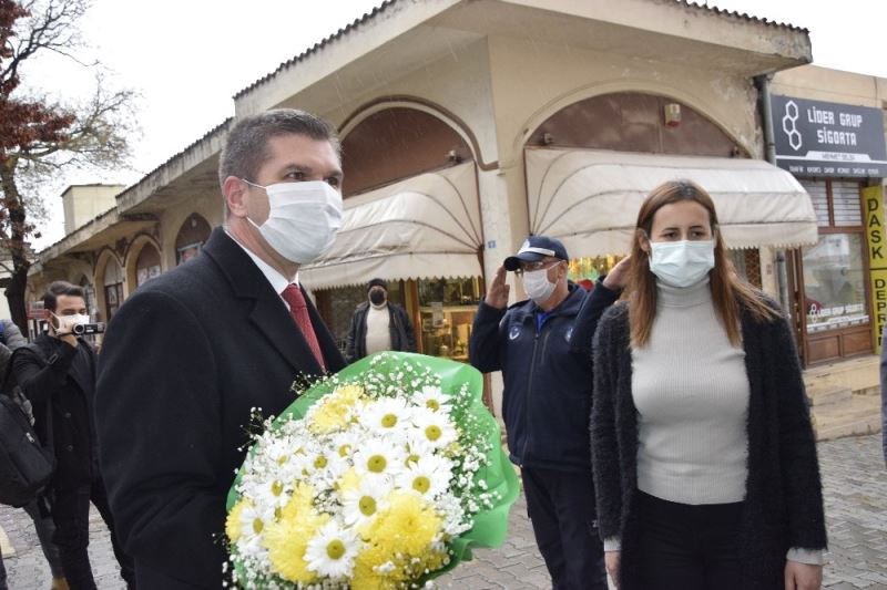 40 gün sonra Belediye’de çiçeklerle karşılandı, 