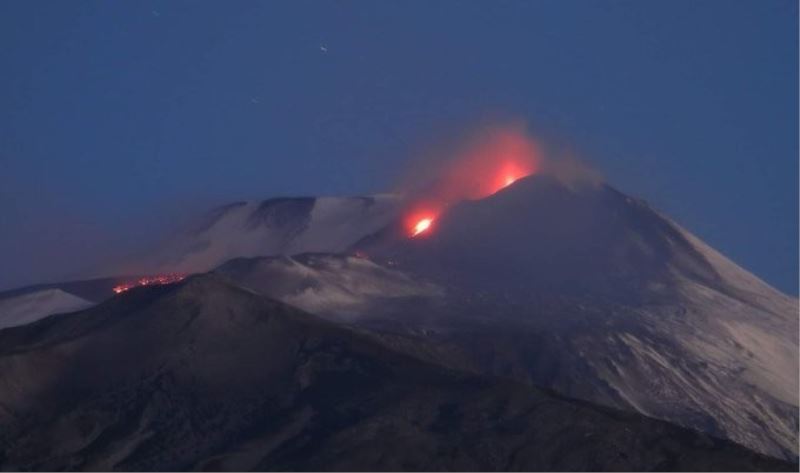 Etna Yanardağı yeniden faaliyete geçti
