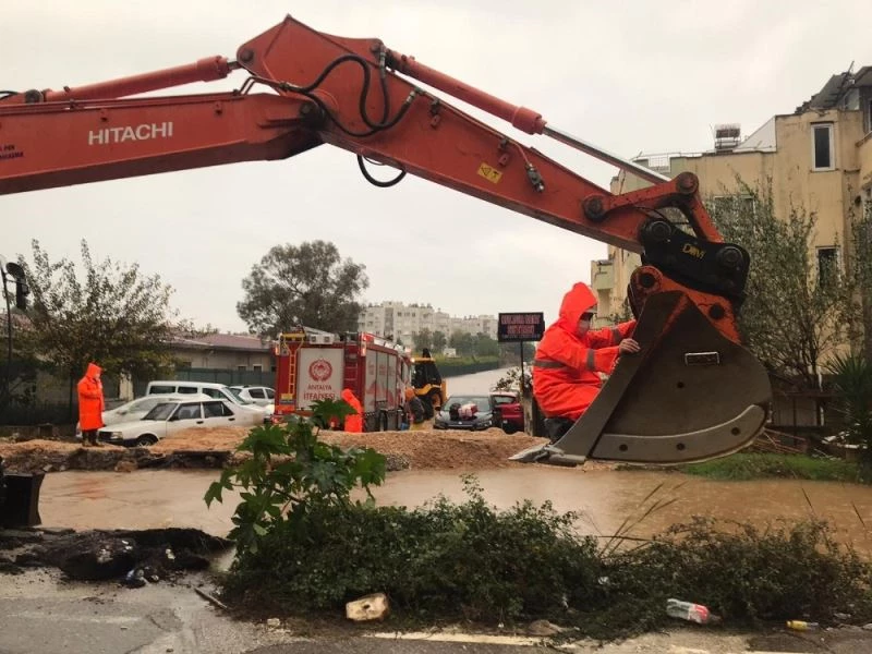 Başkan Böcek: “Afeti en zararla atlatmak için çalışıyoruz”
