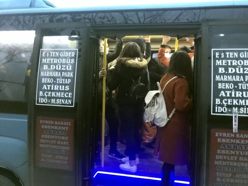 (Özel)Esenyurt’ta aynı manzara: Durdurulan tüm minibüsler tıka basa çıktı
