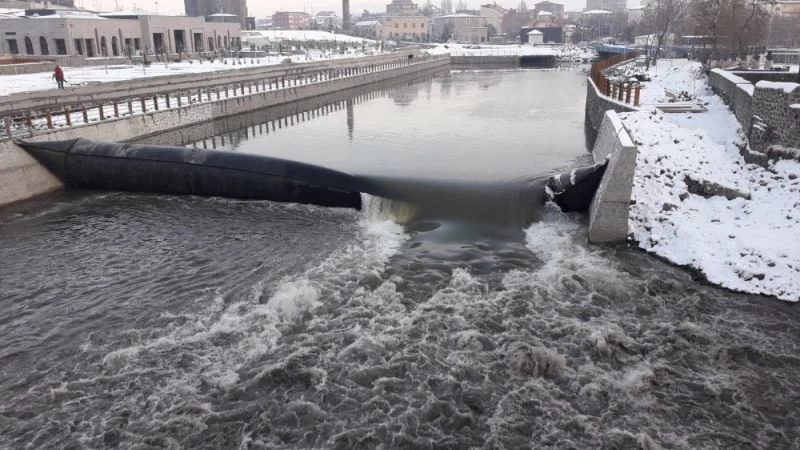 DSİ Kars Çayı’nda yaptığı şişme savağı test etti
