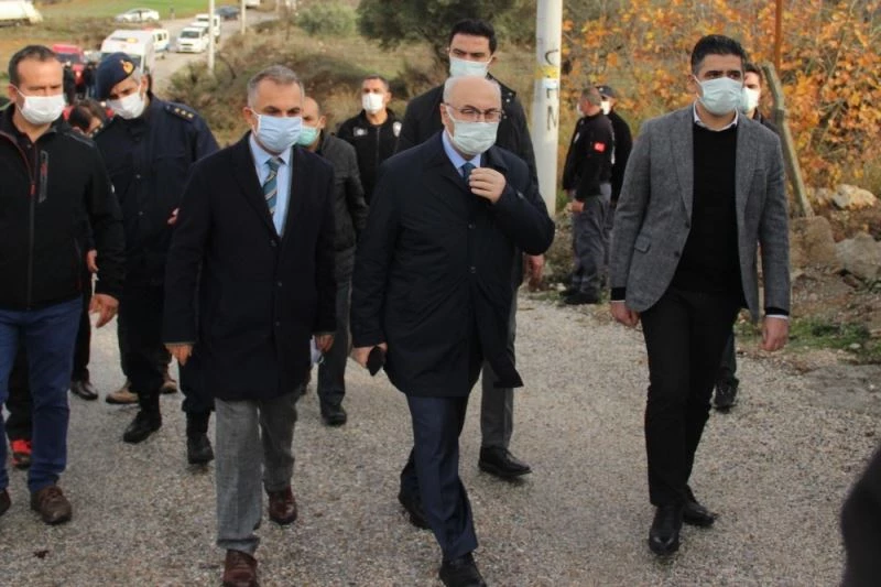 İzmir Valisi Köşger: “2 vatandaşımızın araçla birlikte sürüklendiği anlaşılıyor”
