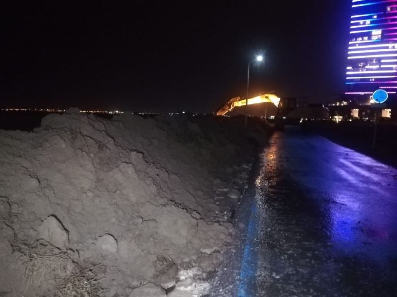 İzmir’de sahil bandına 2 kilometre kumdan set
