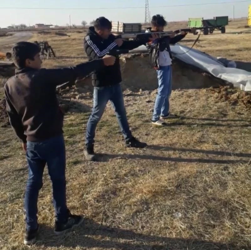 Üç çocuğuna tüfek ve silahla atış talimi yaptırdı
