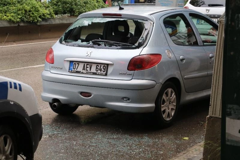 Antalya’da çılgına dönen kadın ortalığı birbirine kattı
