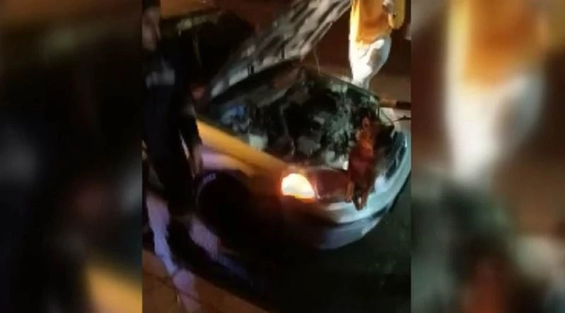 Otomobilin kaputunun altına giren tilkiyi itfaiye ekipleri çıkardı
