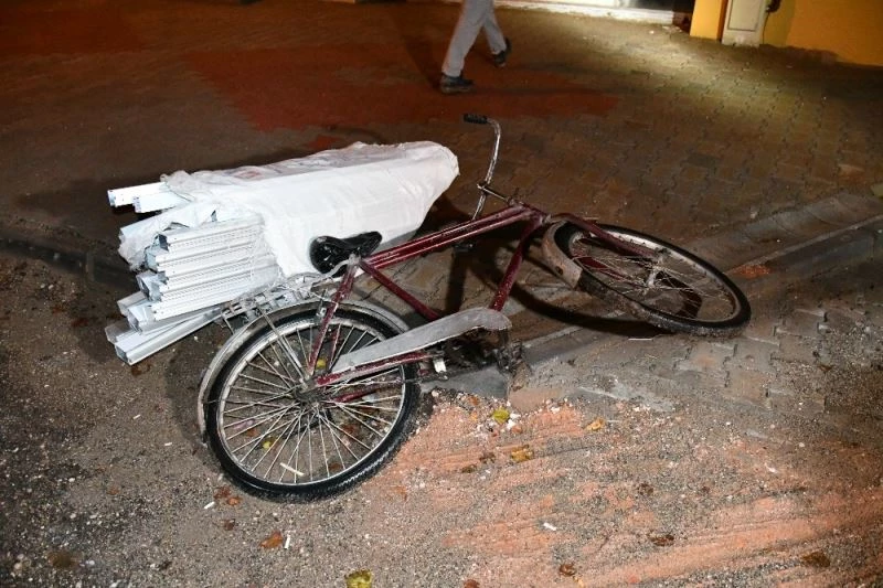 Fark edildiğini anlayınca çaldığı malzemeleri bırakıp kaçtı
