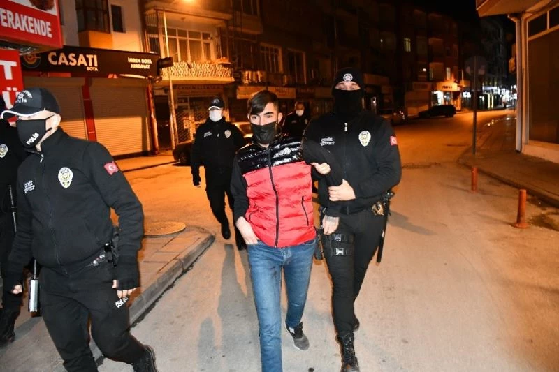 Kısıtlamaya uymayan genç polise yakanlandı, “Zeki Müren de izleyecek mi?” dedi
