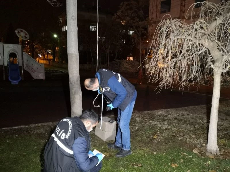 Kendini ağaca asan genci kucaklayarak kurtardı
