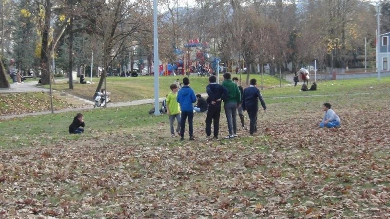 Kamerayı görünce çil yavrusu gibi dağıldılar
