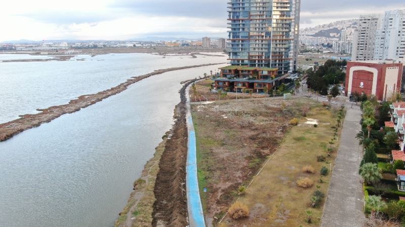 İzmir’de taşkına karşı 2 kilometrelik kumdan set havadan görüntülendi
