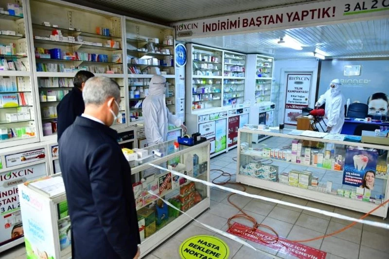 Yeşilyurt Belediyesi eczaneleri dezenfekte ediyor
