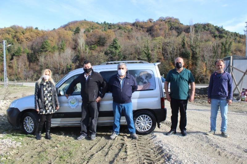 Gurbetçilerden derneğe araç hibesi
