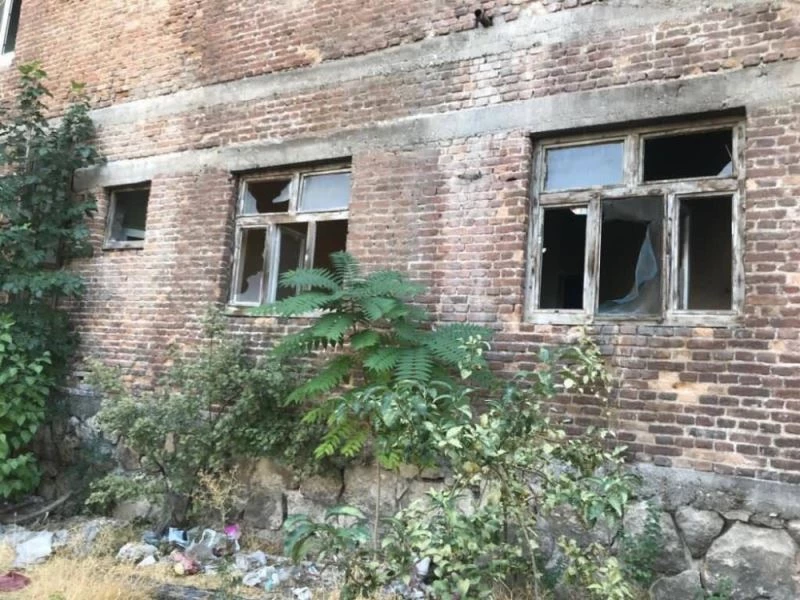 Suçların mesken olarak kullandığı iki metruk bina yıkıldı
