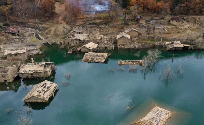 Isparta’da sular altında kalan köy evlerinde seyirlik görüntüler
