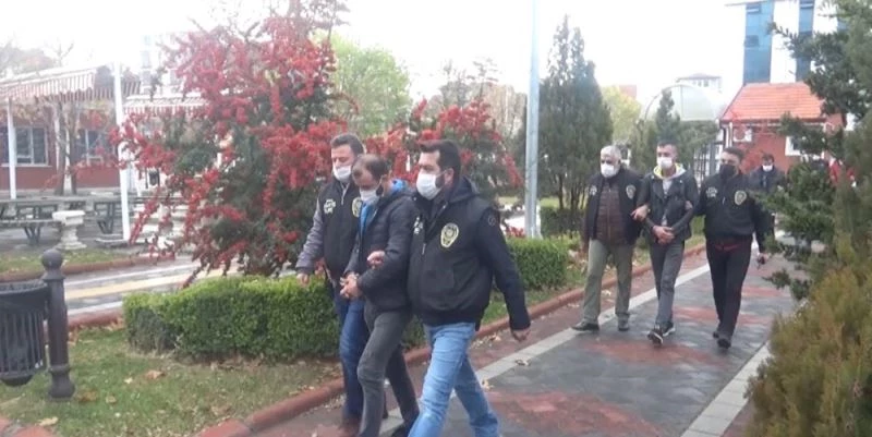 Isparta’da kendilerini polis olarak tanıttıkları kişileri 250 bin lira dolandıran 4 şüpheli tutuklandı
