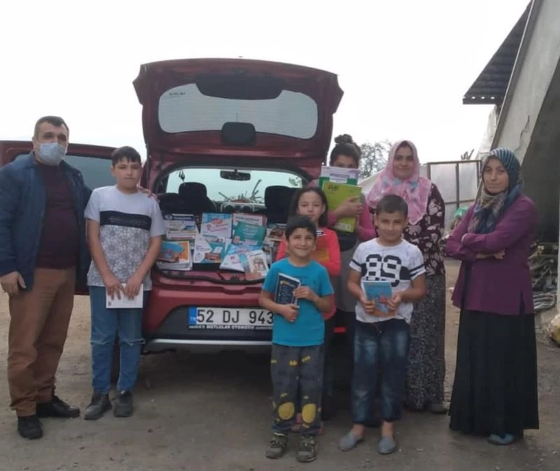 Müdür yardımcısı, uzaktan eğitime tabi öğrencileri ziyaret edip hediyeler veriyor
