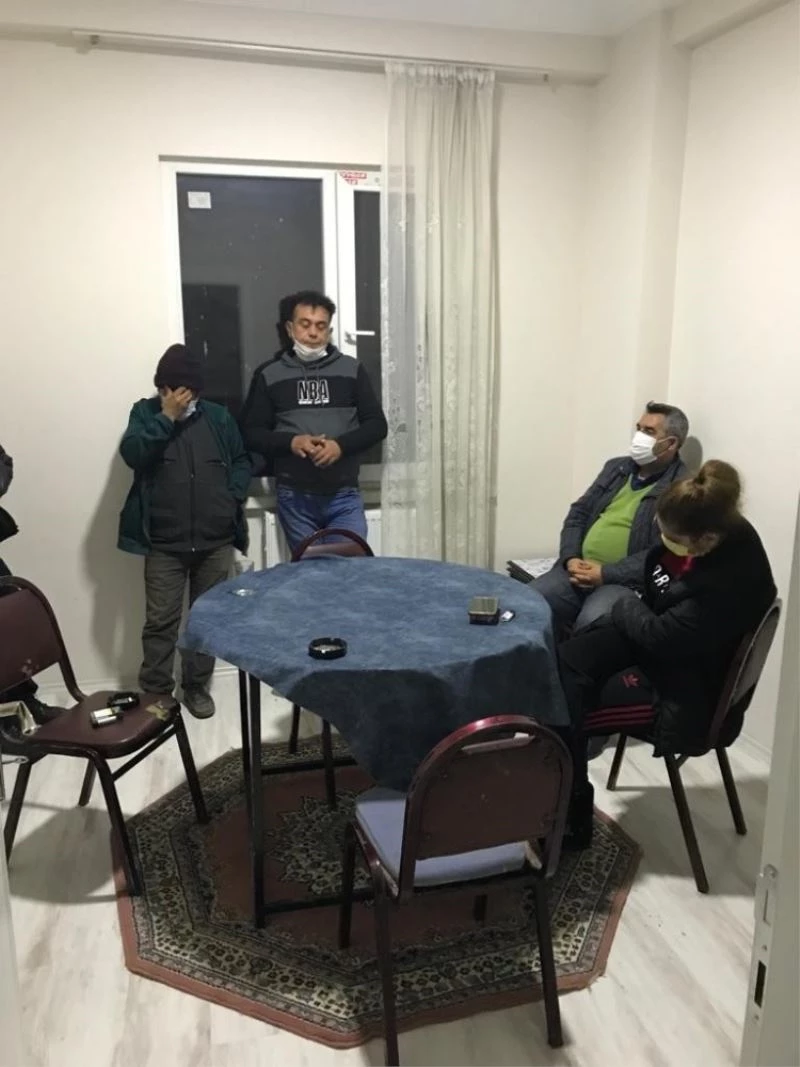 Polis baskın yapınca kumar oynadıkları parayı banyoya sakladılar
