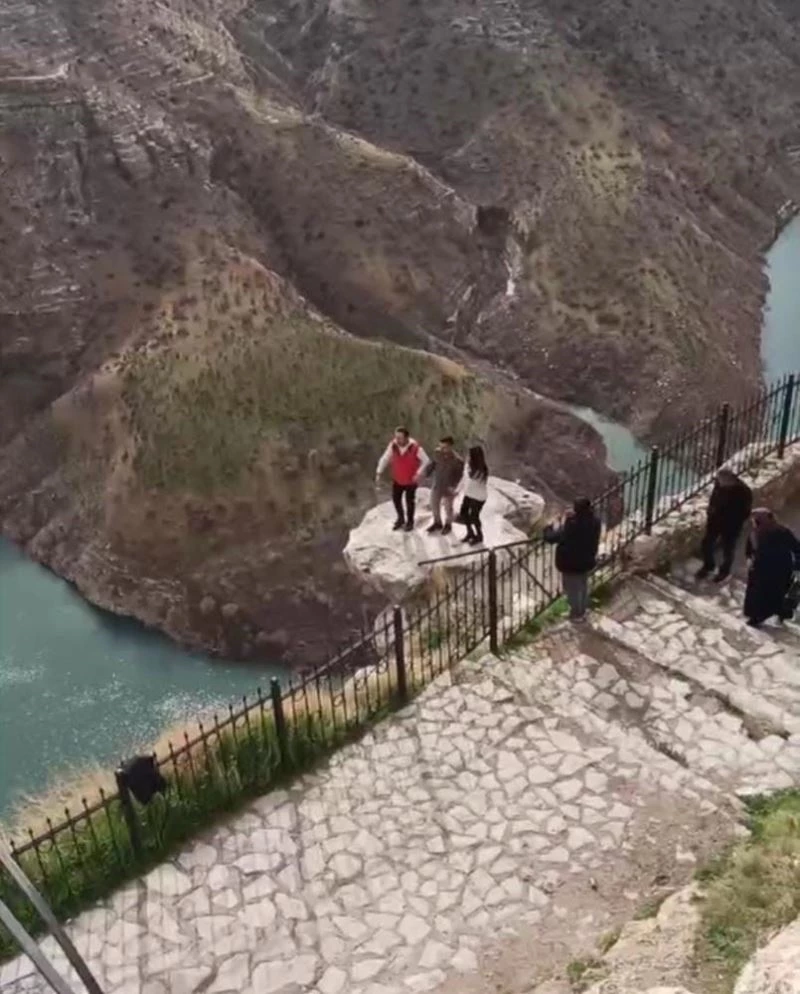 Canlarını hiçe sayıp uçurumun kenarında halay çektiler
