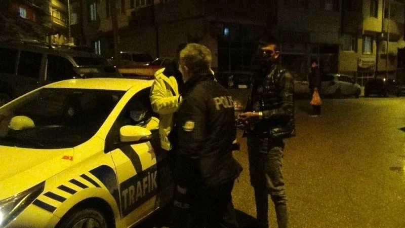 Kısıtlamayı deldi, ehliyetsiz ve araması çıktı
