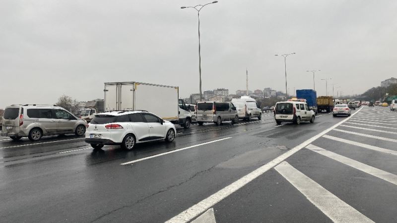 FSM Köprüsü’ndeki zincirleme kaza, TEM Otoyolunda trafiği felç etti
