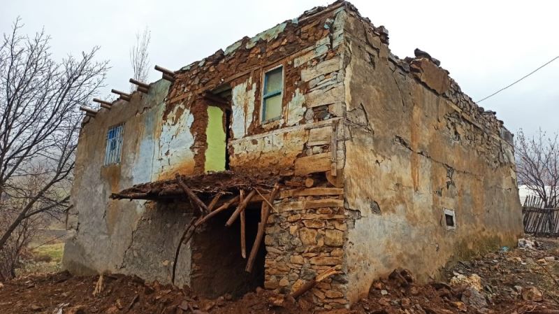 Depremzedeler kış bastırmadan evlerine taşınmak istiyor
