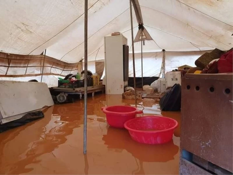 İdlib kırsalındaki kamplar sular altında kaldı
