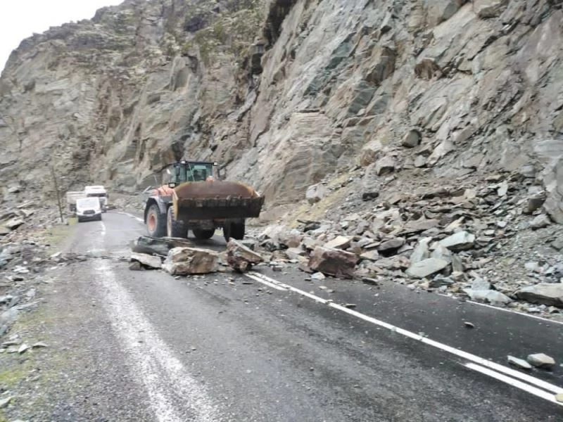 Şırnak’ta heyelan: Kaya parçalarının düştüğü yol trafiğe kapandı
