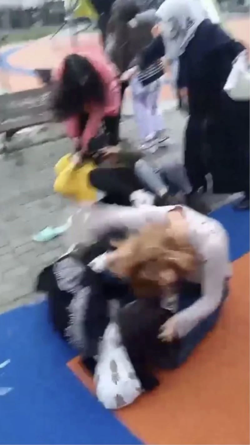 Ne maske ne mesafe...Kızlar saç saça baş başa böyle birbirine girdi
