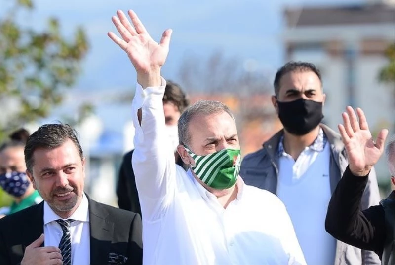 Bursaspor Başkanı Erkan Kamat, müjdeyi otobüste verdi
