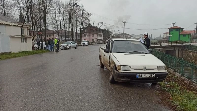 Kamyonet kanala uçmaktan son anda kurtuldu: 1 yaralı
