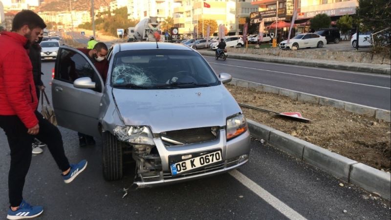 Yaya geçidinden geçen motosiklete otomobil çarptı: 1 ağır yaralı
