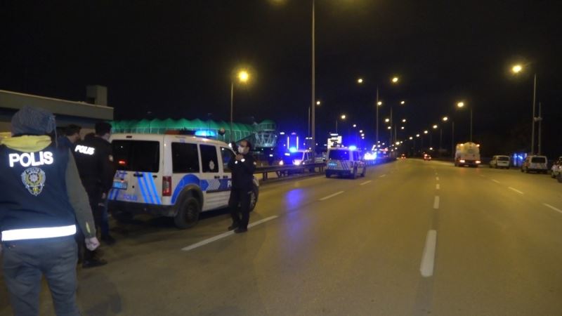 Bursa’da yapılan denetimlerde alkollü sürücü ve arkadaşı önce polisle bekçiye saldırdı ardından küfür etti
