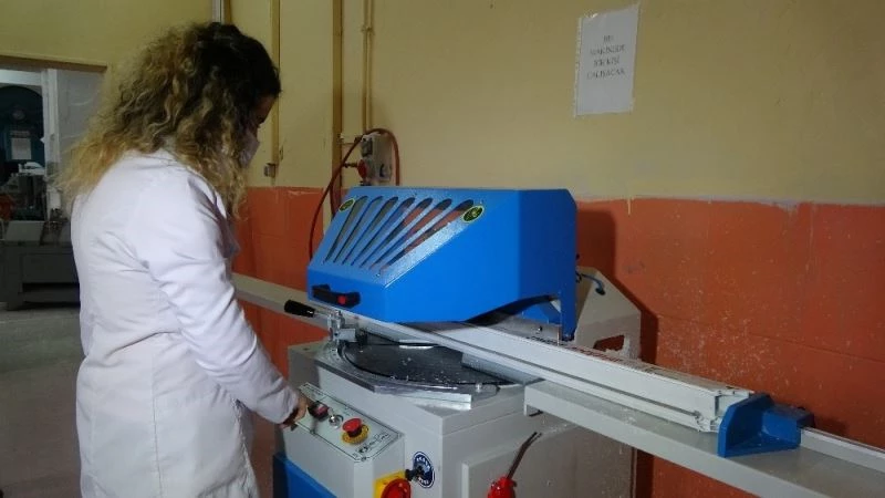 PVC kapı ve pencereler kadın öğretmenlerin elinde şekil buluyor
