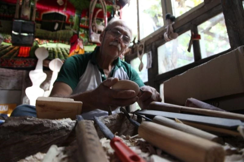 Çırak yetişmeyen tahta kaşığın son ustaları zamana direniyor
