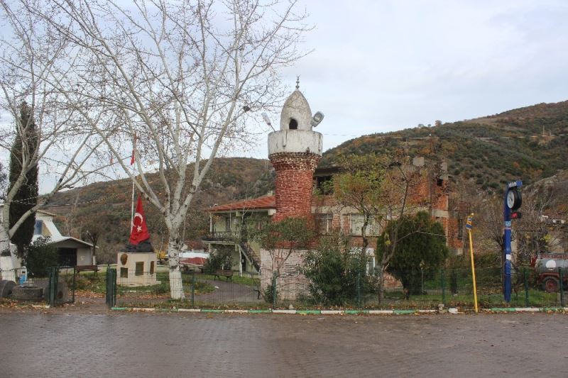 Köy meydanındaki camisiz minare büyük ilgi çekiyor
