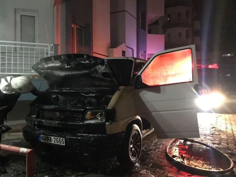 Bir gün önce tamir ettirdiği kamyoneti yandı
