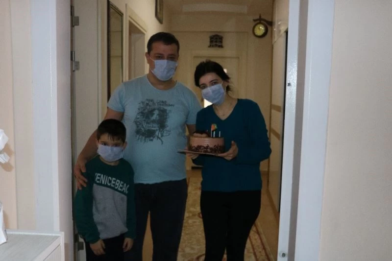 Sağlık çalışanı geline doğum gününde pastalı sürpriz
