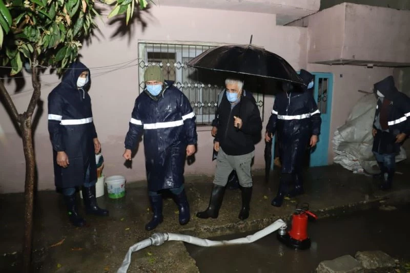 Akdeniz Belediyesinden su baskınlarından etkilenenlere destek
