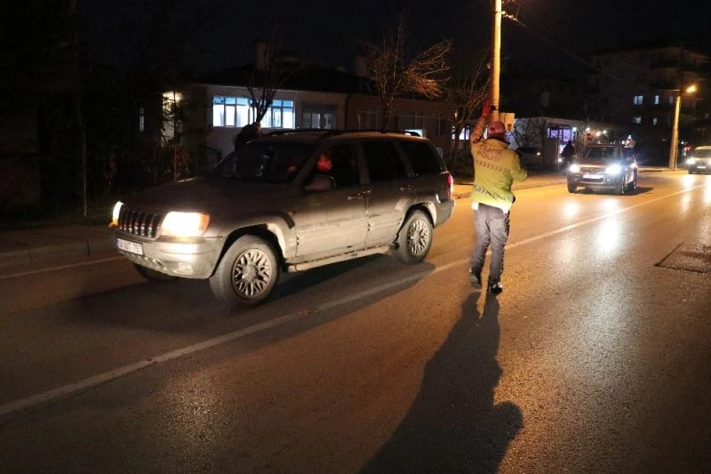 Bolu’da alt geçide sıkışan tır lastiklerinin havası indirilerek kurtarıldı