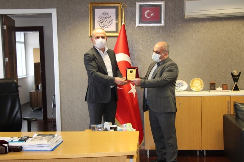 Altınokta Körler Derneği’nden Türk Telekom Bölge Müdürü Mazlum’a plaket
