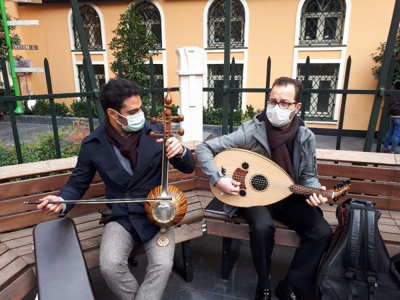 Beyoğlu’nda göçmen sanatçılar farklı enstrümanları çaldı
