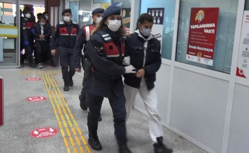 Evdeki partide işlenen kıskançlık cinayeti şüphelileri adliyeye sevk edildi
