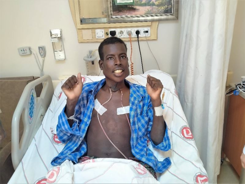 (Özel) Somalili genç 2 buçuk kiloluk tümörden Türkiye’de kurtuldu
