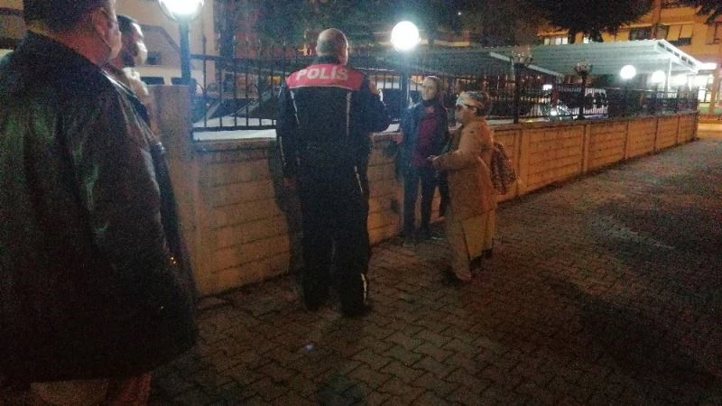 Karakolda maske takmamak için dakikalarca polise direnen kadın ekiplere zor anlar yaşattı
