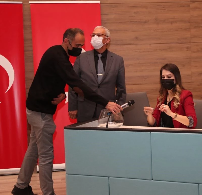 Kütahya Belediyesi’ne alınan 12 işçi için noter huzurunda kura
