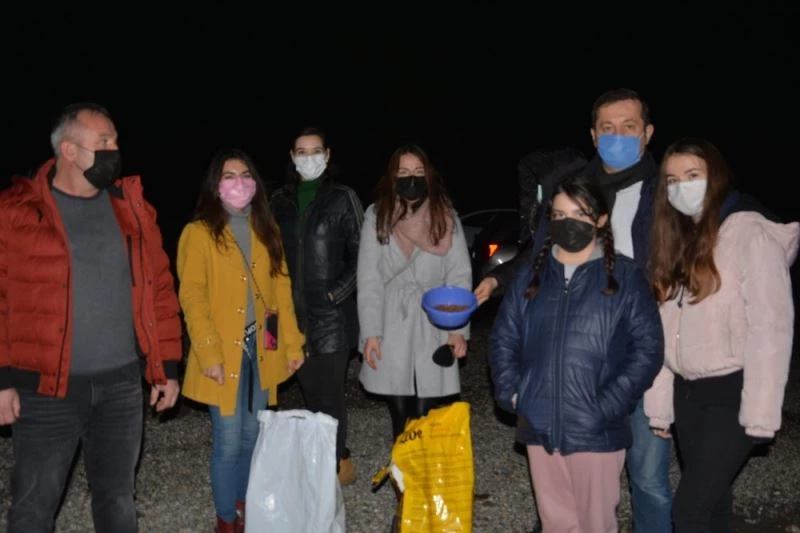 Ormana terk edilen sokak köpeklerini beslemek için kilometrelerce yol gidiyorlar
