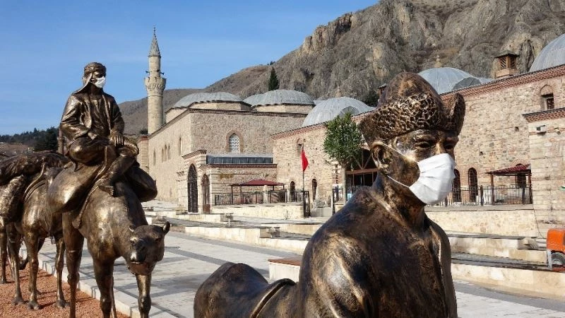 Kervancı başı heykeline “maske” taktılar
