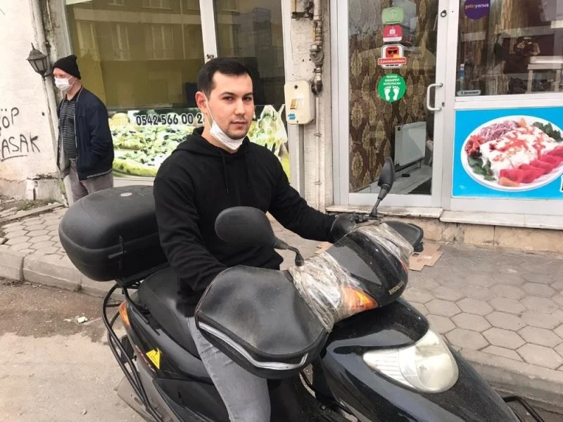 (Özel) Sokağa çıkma yasağında paketçinin siparişini çaldılar
