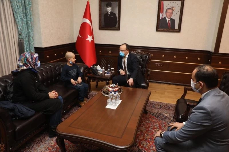 Cumhurbaşkanı Erdoğan’ın tedavisini üstlendiği Taha’ya doğum günü
